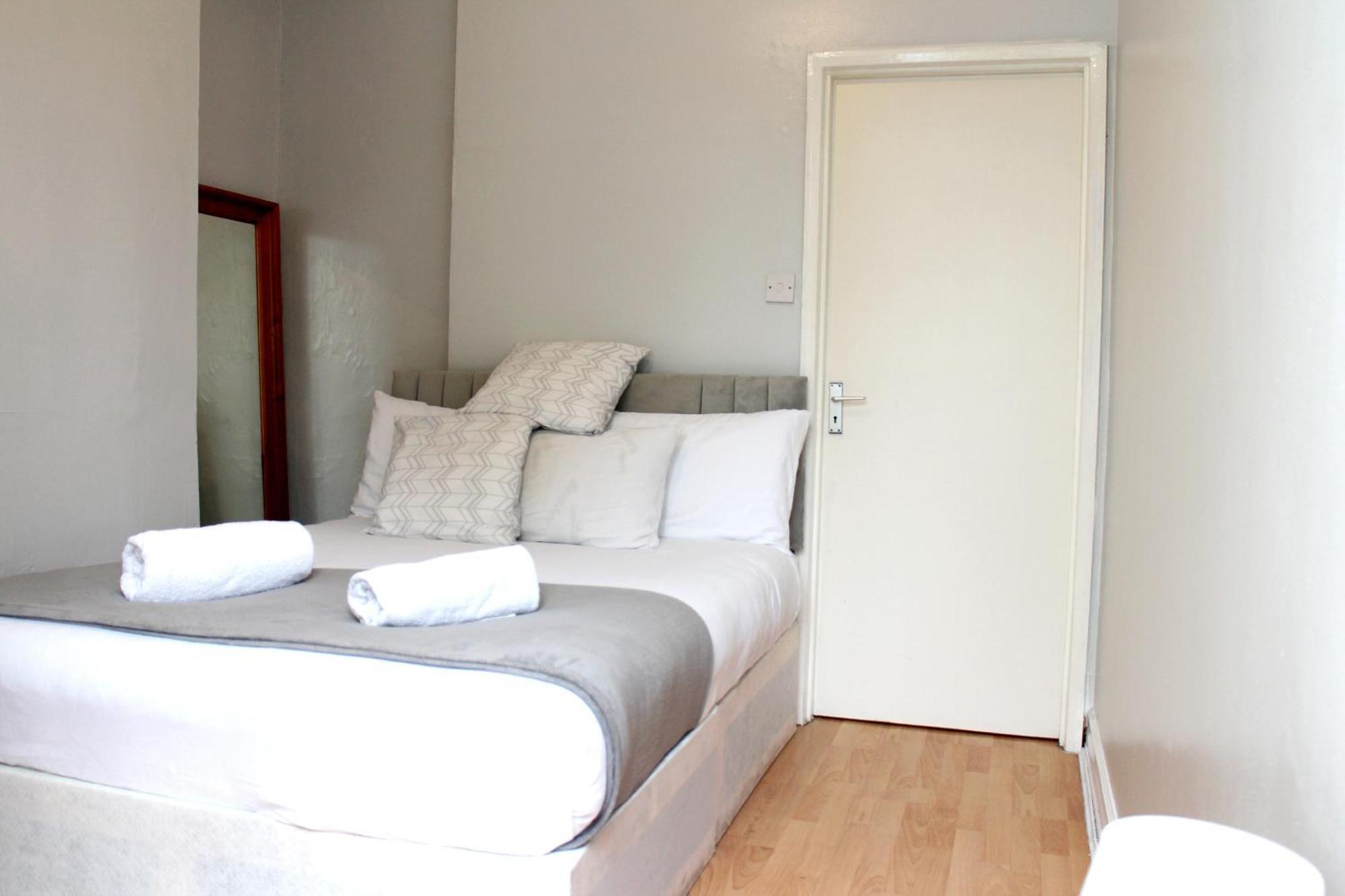 Large Garden Apartment On Golders Green High Road Λονδίνο Εξωτερικό φωτογραφία