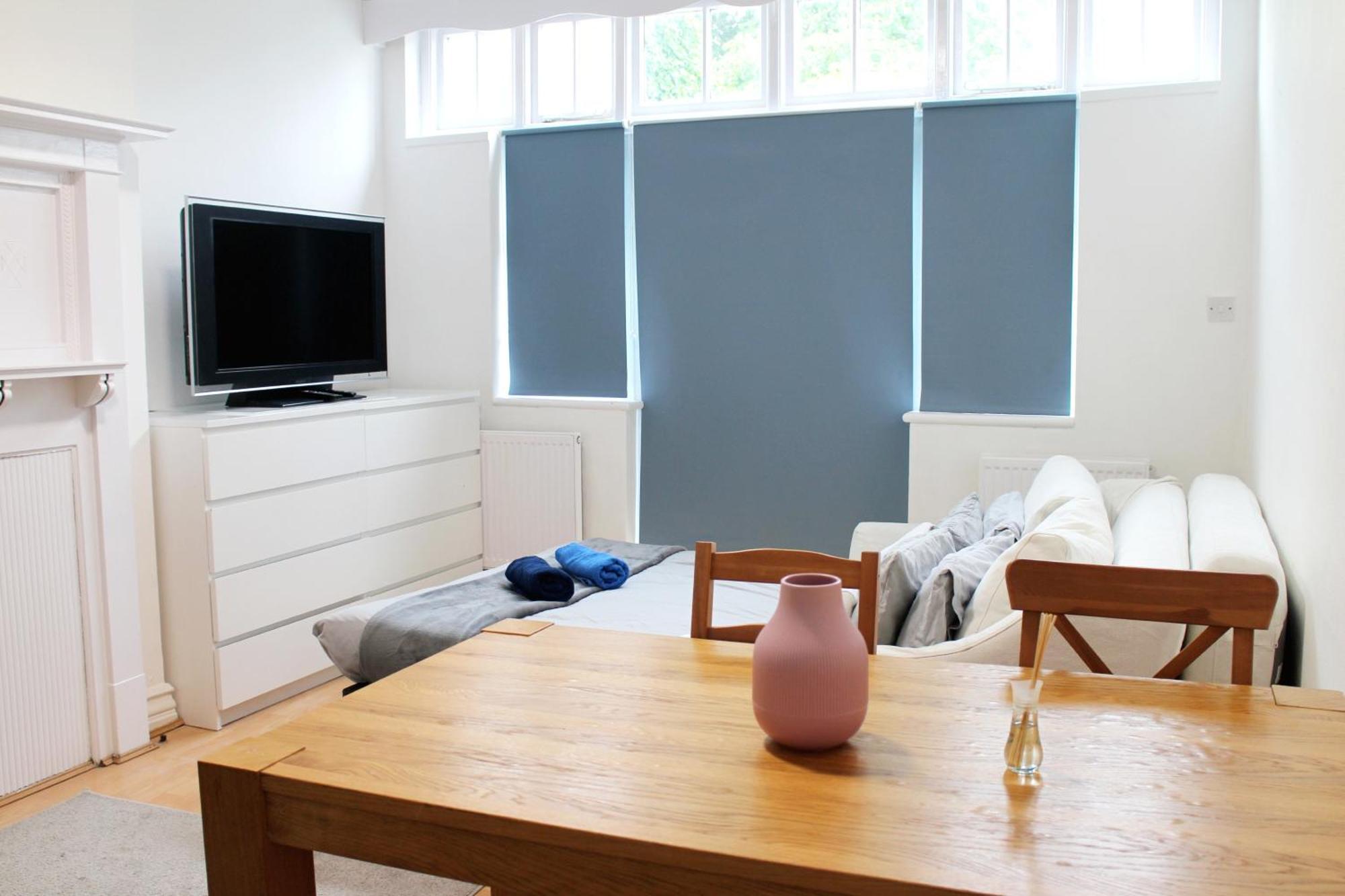 Large Garden Apartment On Golders Green High Road Λονδίνο Εξωτερικό φωτογραφία