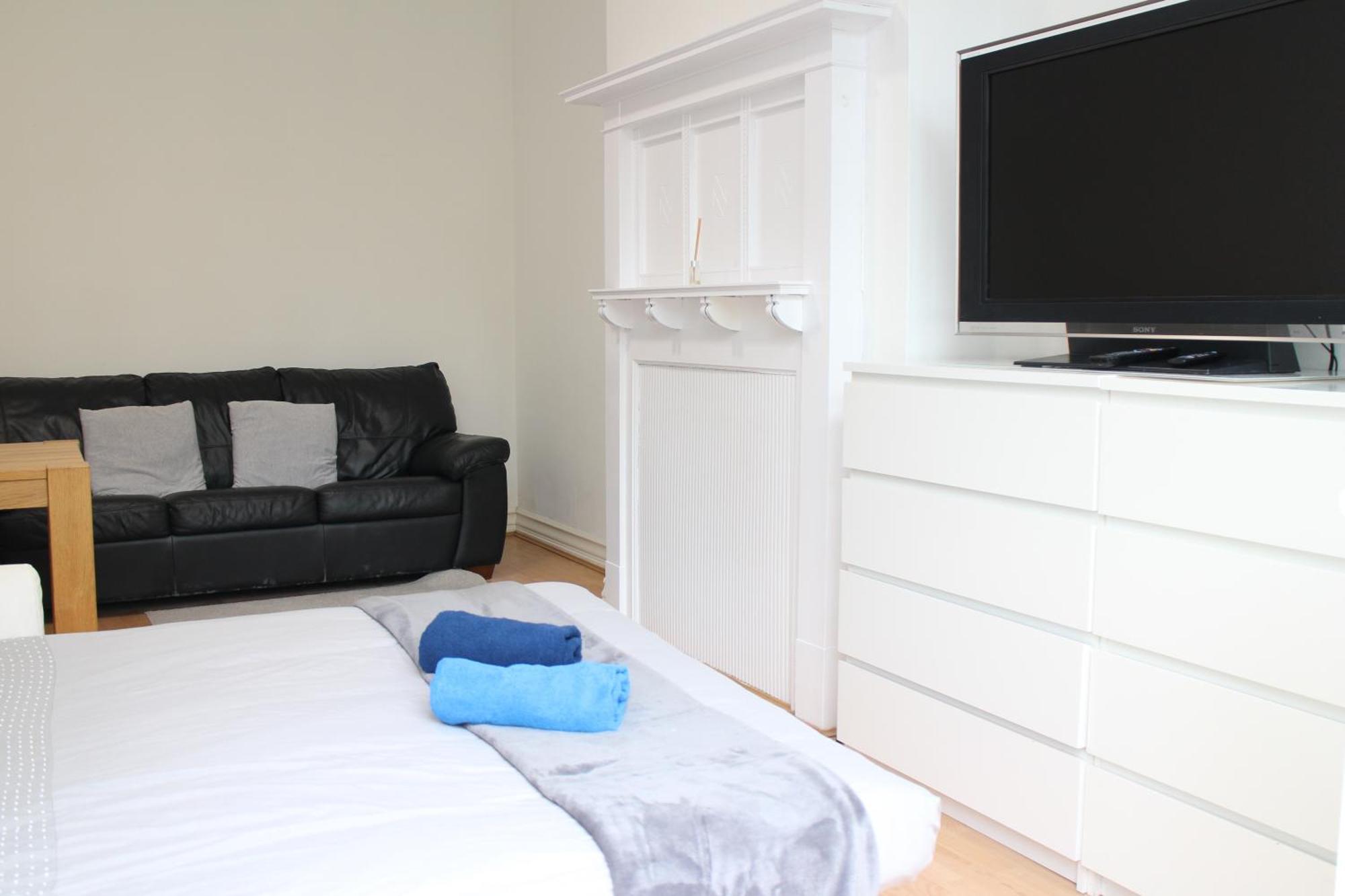 Large Garden Apartment On Golders Green High Road Λονδίνο Εξωτερικό φωτογραφία