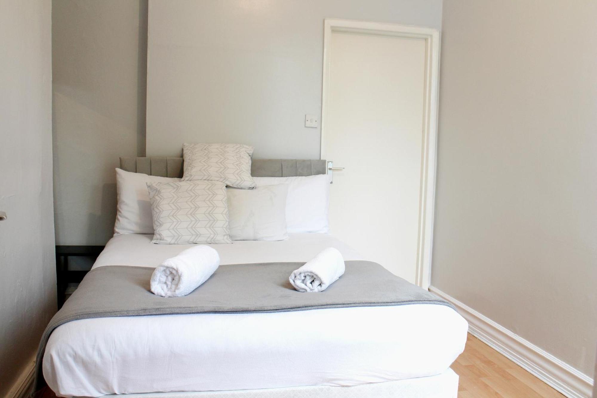 Large Garden Apartment On Golders Green High Road Λονδίνο Εξωτερικό φωτογραφία